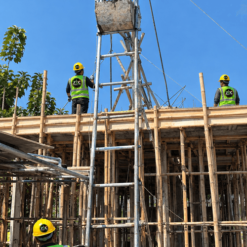 Pekerja proyek menggunakan Lift Cor untuk kebutuhan konstruksi
